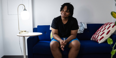 teen chatting with a therapist on UpStreets online chat 